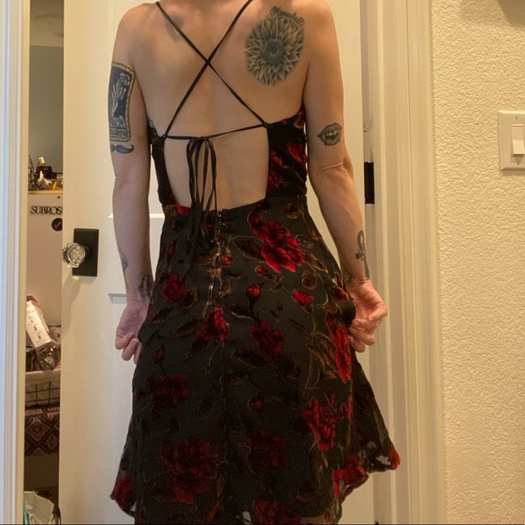 Black “backless” dress with flowers - Picture 5 of 8